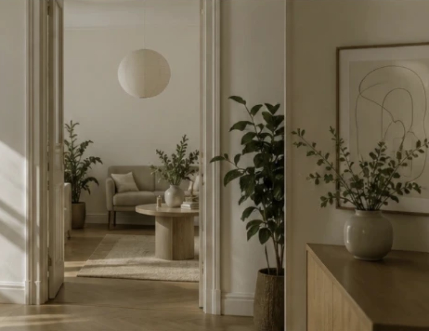 Lyse rum med fløjdøre, planter og en sofa i Rum 93 – et klinikfællesskab på Frederiksberg